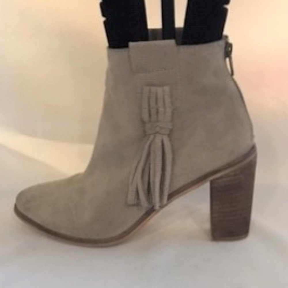 Seychelles Statement Bootie, Size 7 - image 1